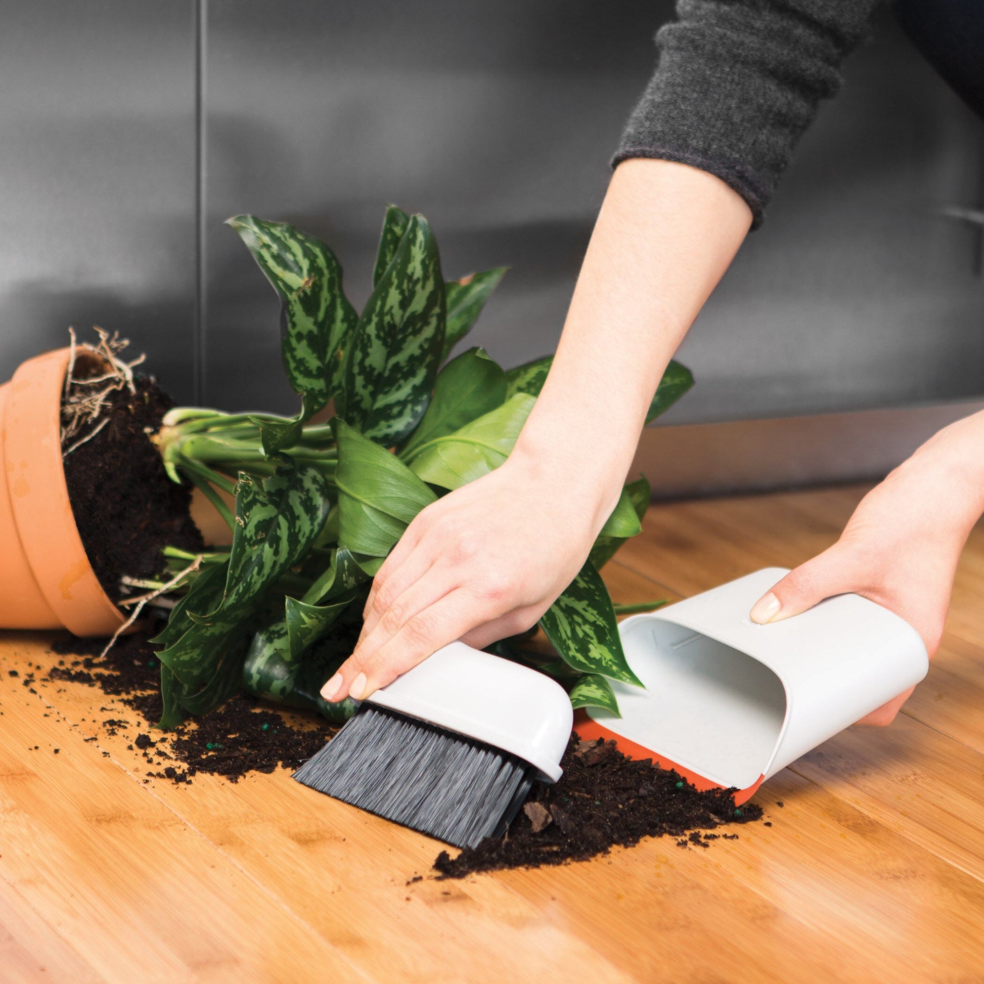 compact-dustpan-and-brush-set-s3 1334280_9_compact_dustpan_brush_set.jpg