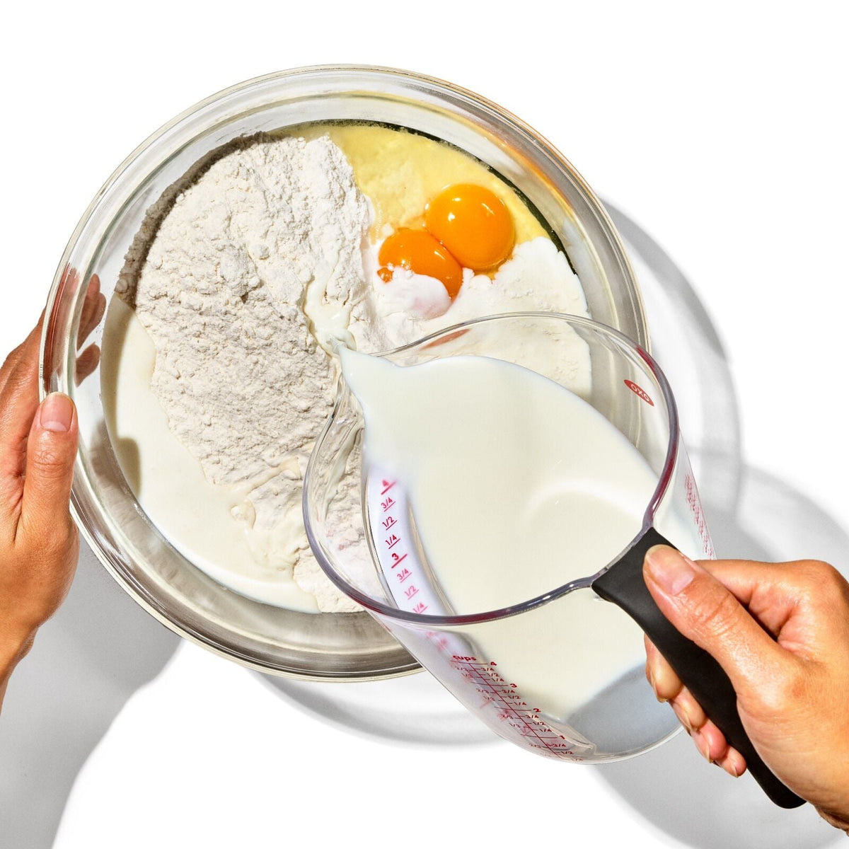 4-cup-angled-measuring-cup-l5 gg_1050030v6_4cupangledmeasuringcup_pdp_04.jpg
