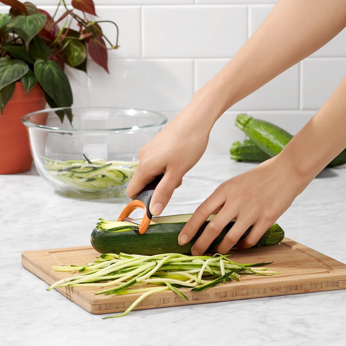 oxo-julienne-prep-y-peeler-j7 gg_11259100_4.jpg