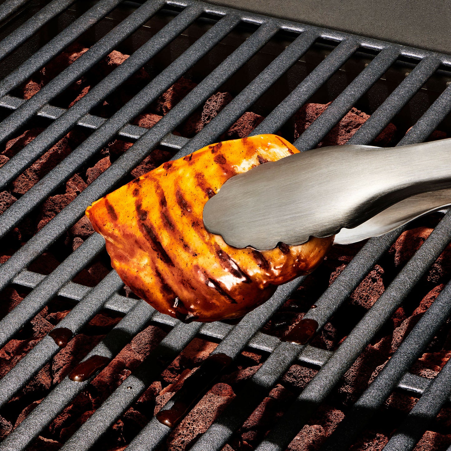 grilling-tongs-with-built-in-bottle-opener-w3 gg_11309000_052020_16_rgb_1_.jpg