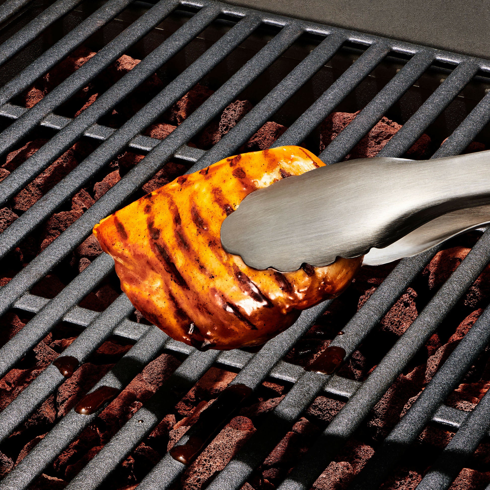 grilling-tongs-with-built-in-bottle-opener-w3 gg_11309000_052020_16_rgb_1_.jpg