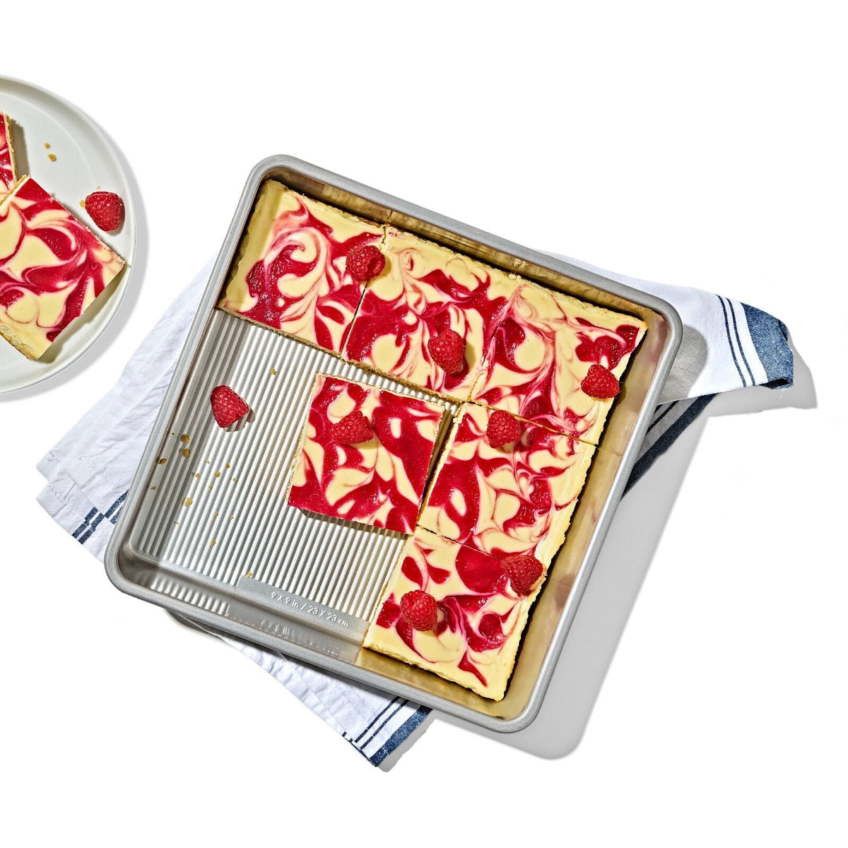 nonstick-pro-clear-coated-9in-square-cake-pan-v3 gg_11435200_9in-square-cake-pan_pdp_01.jpeg