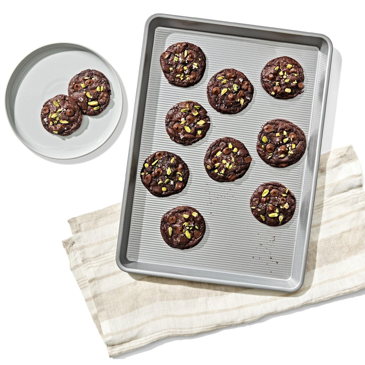 non-stick-pro-clear-coated-half-sheet-pan-o2 gg_11435300_half-sheet-pan_pdp_01.jpeg