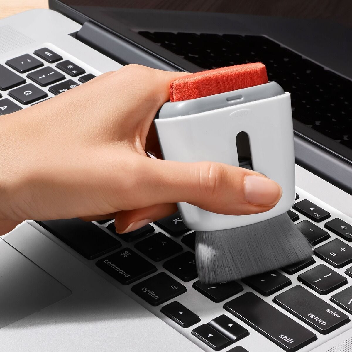 sweep-and-swipe-laptop-cleaner-i8 gg_12246100_9c.jpg