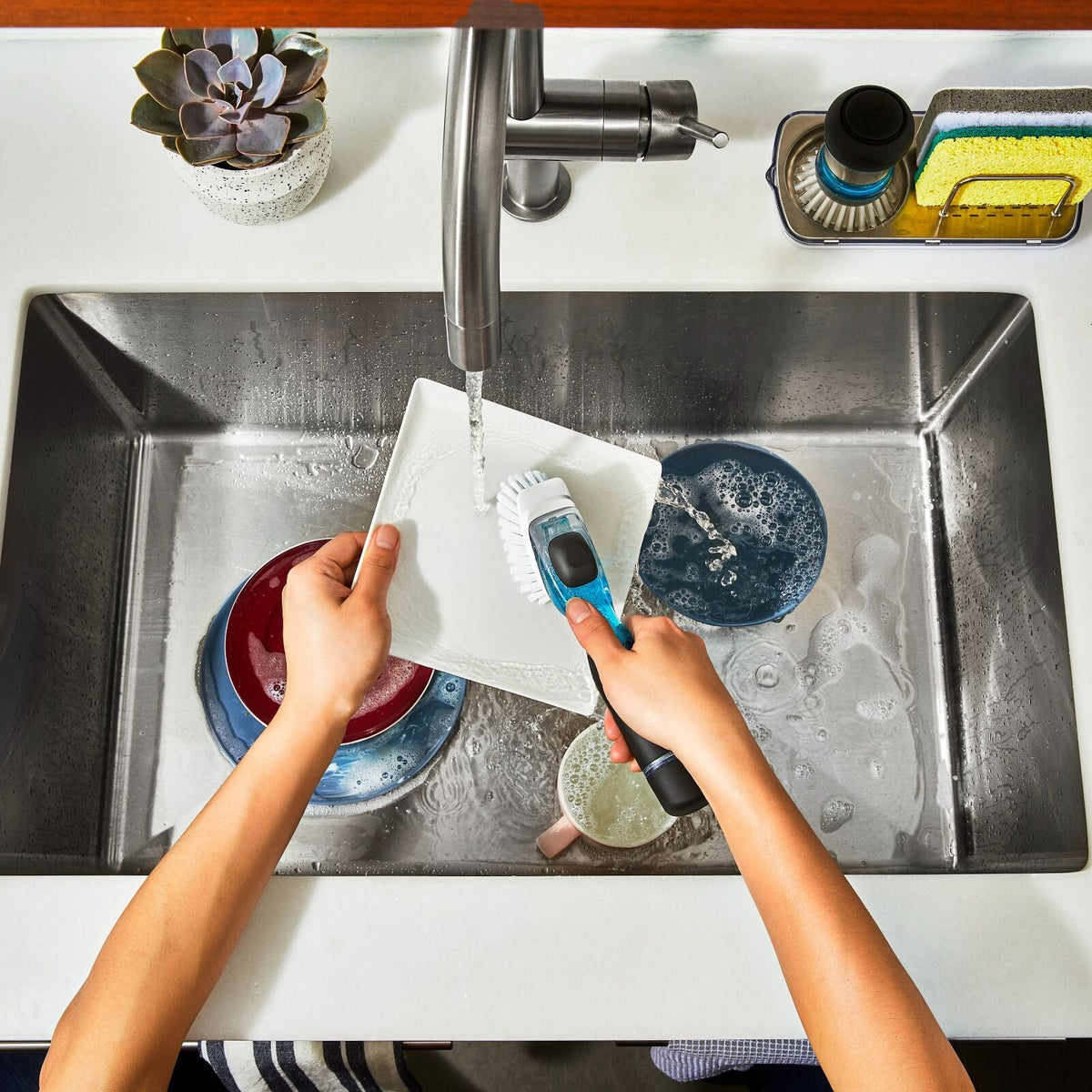 soap-dispensing-dish-brush-e2 gg_12361700_soapdispdishbrush_11_rgb.jpg