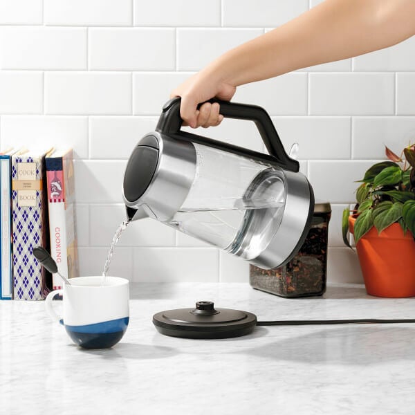 cordless-glass-electric-kettle-x3 lifestyle1.jpg