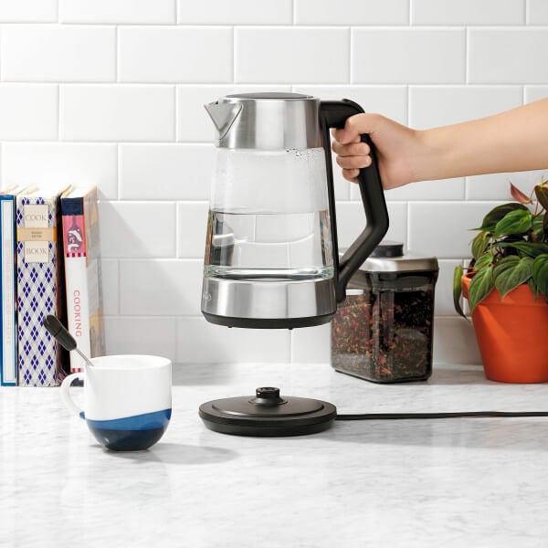 cordless-glass-electric-kettle-x3 lifestyle2.jpg