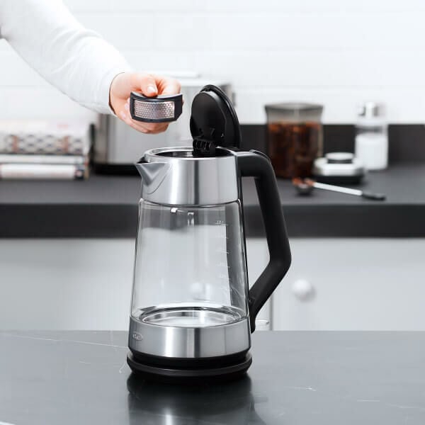 cordless-glass-electric-kettle-x3 lifestyle4.jpg