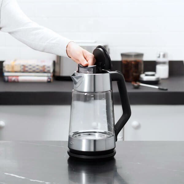 cordless-glass-electric-kettle-x3 lifestyle5.jpg