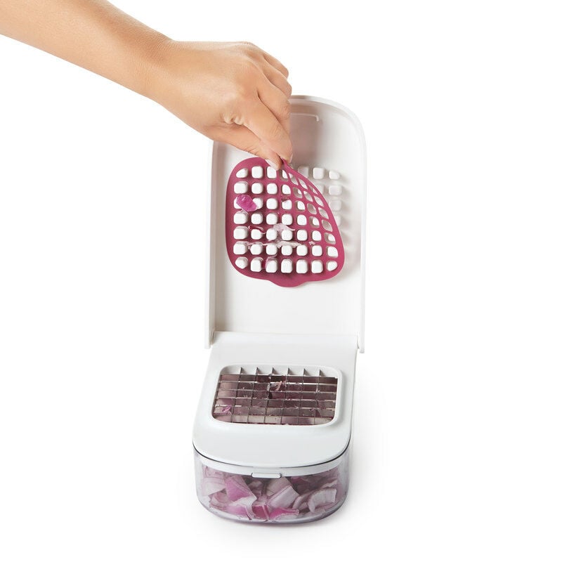 vegetable-chopper-with-easy-pour-opening-g3 onion_2.jpg