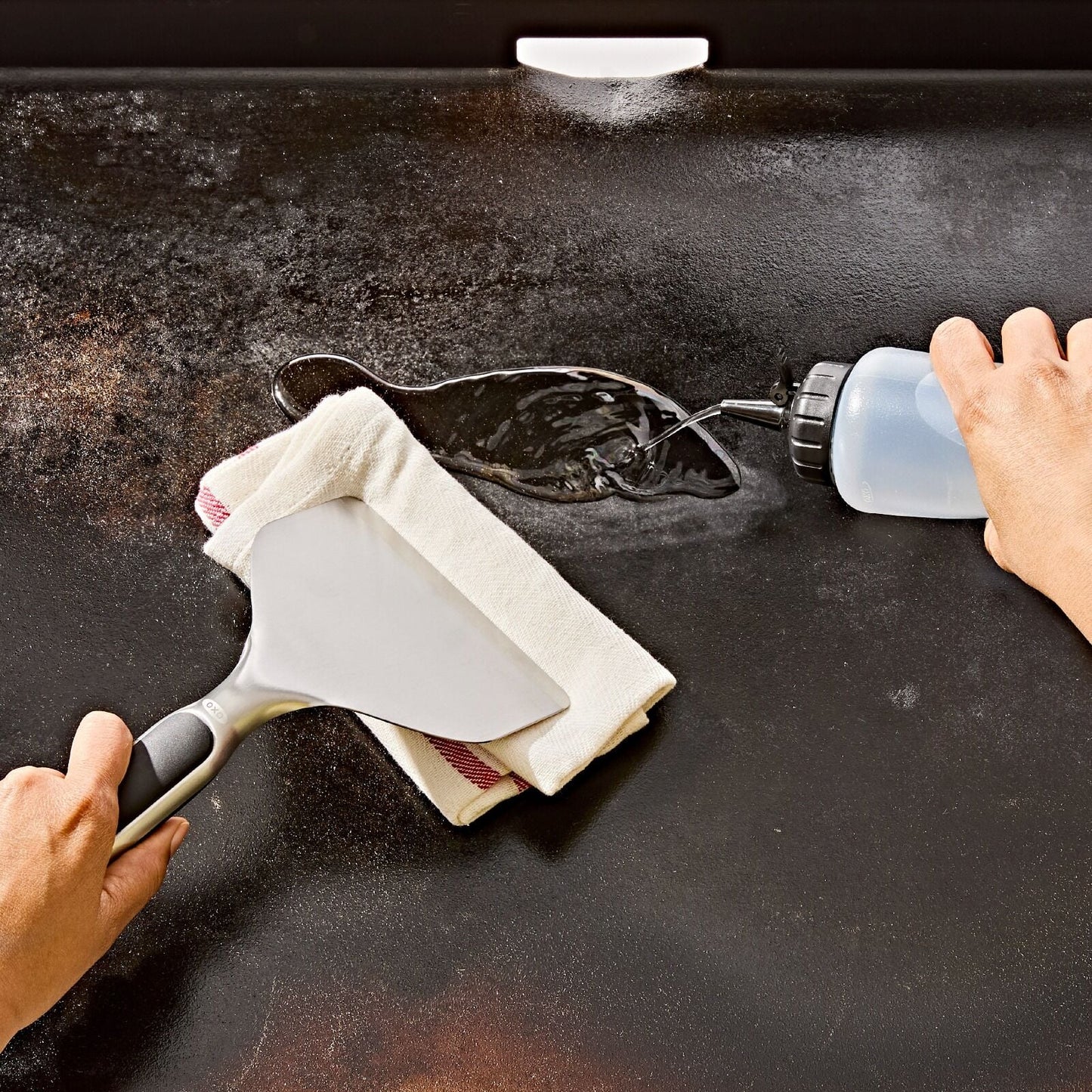griddle-scraper-k6 oxo_griddle-scraper_pdp_01.jpeg