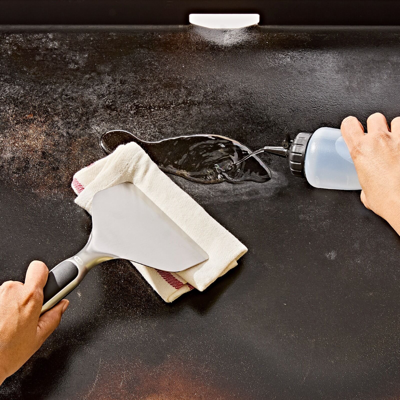 griddle-scraper-k6 oxo_griddle-scraper_pdp_01.jpeg