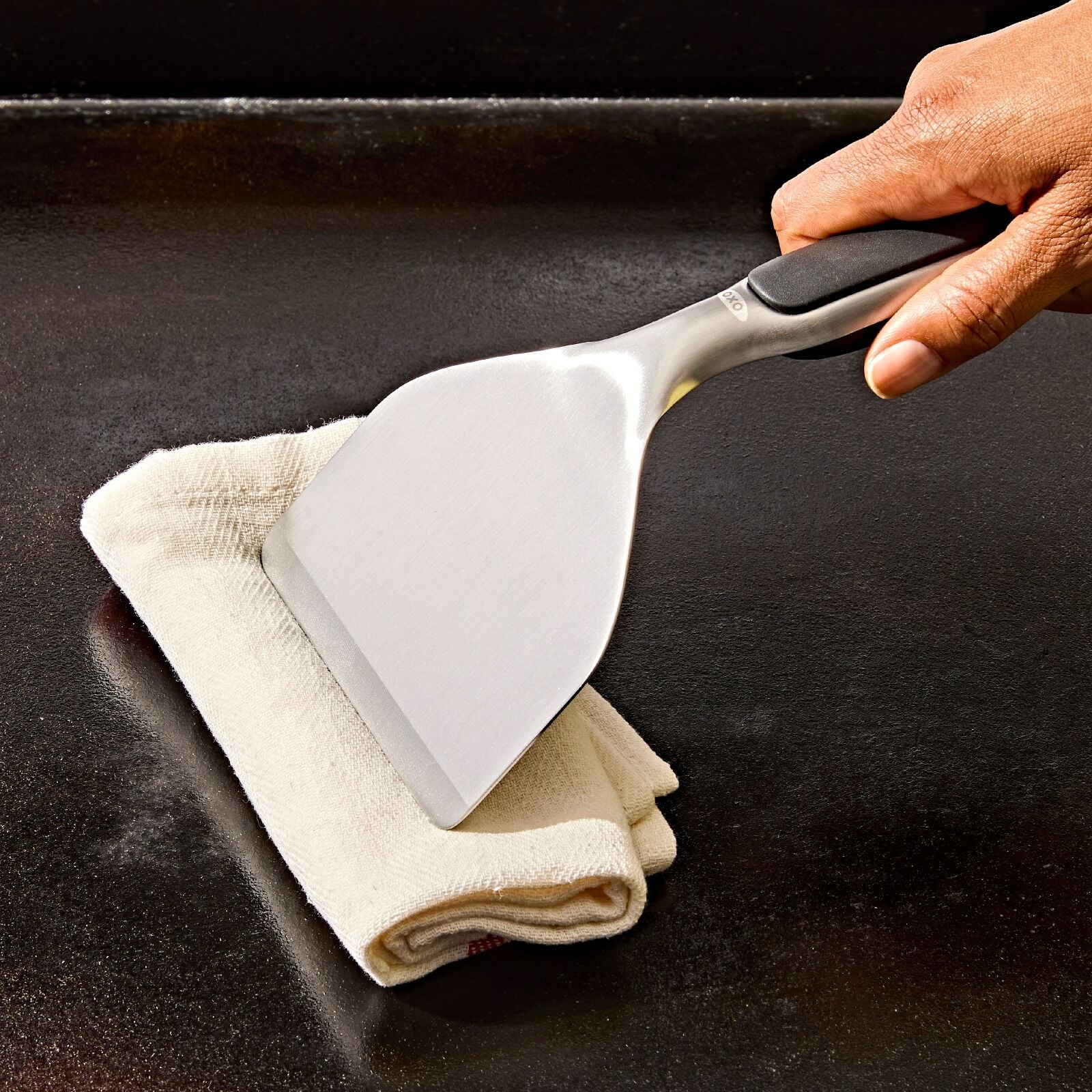 griddle-scraper-k6 oxo_griddle-scraper_pdp_04.jpeg