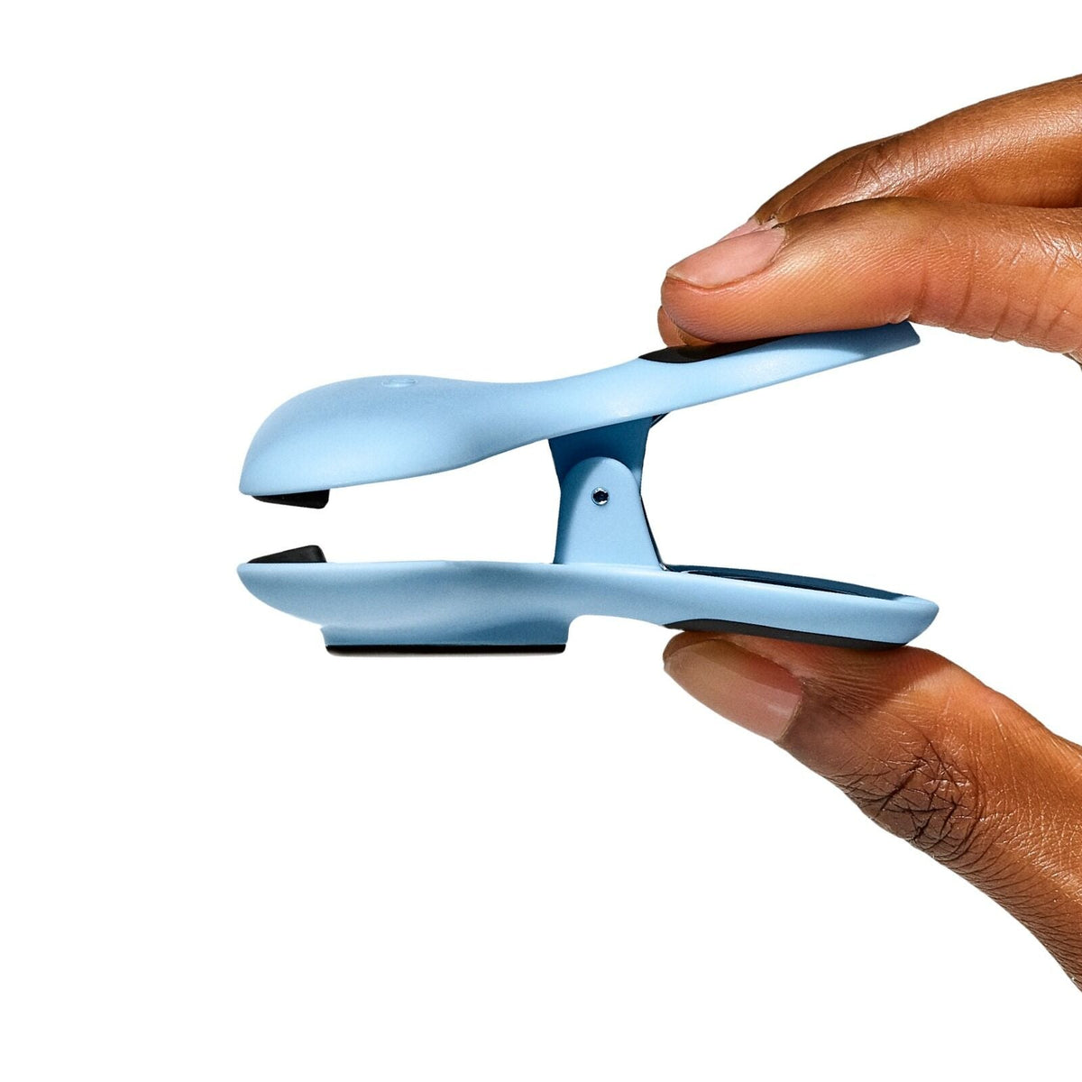 magnetic-heavy-duty-clips-4-piece-l4 oxo_heavy-duty_clips-13362600_013.jpg