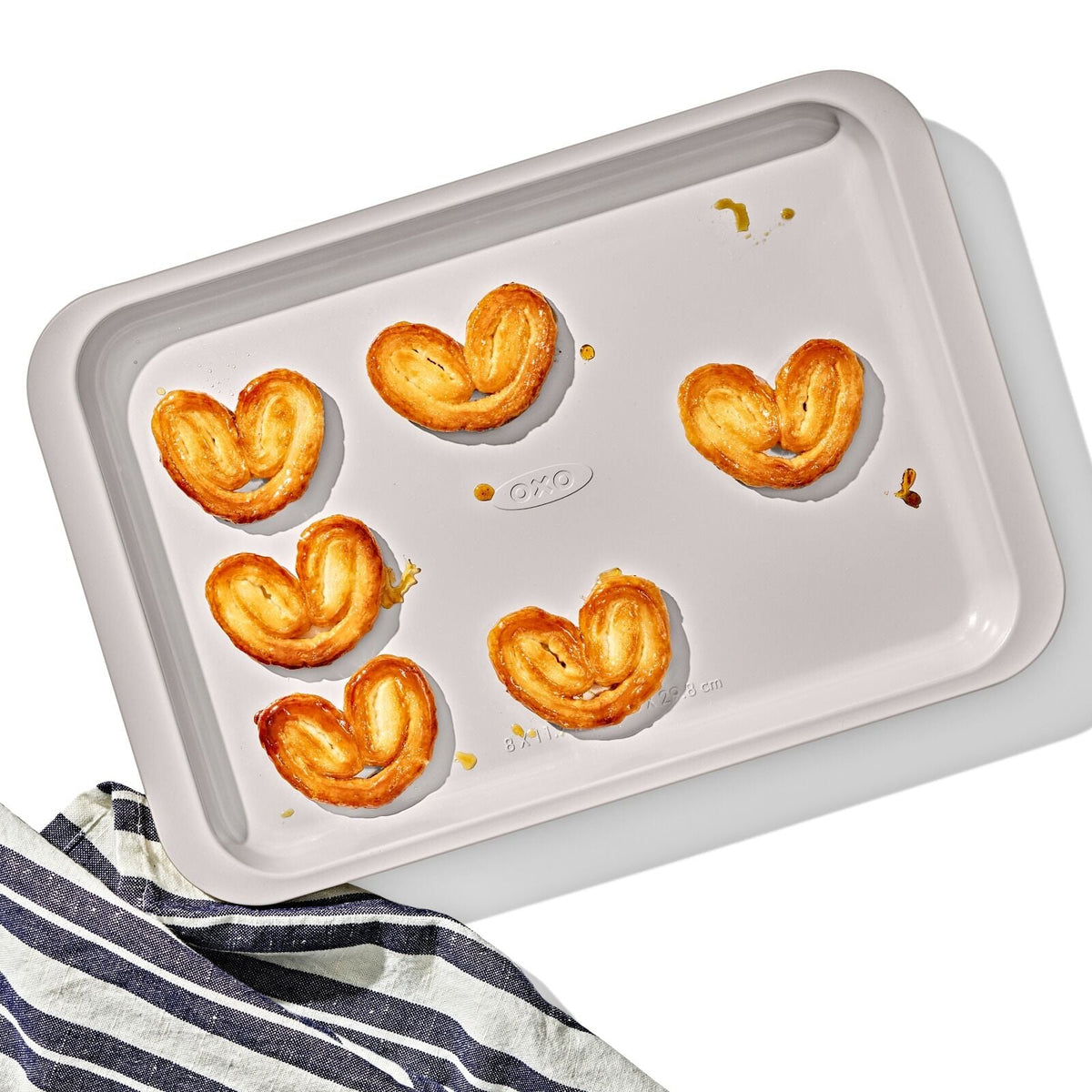 non-stick-pro-ceramic-coated-metal-bakeware-quarter-sheet-pan-c4 oxo_quarter-sheet-pan_pdp_01_1.jpg