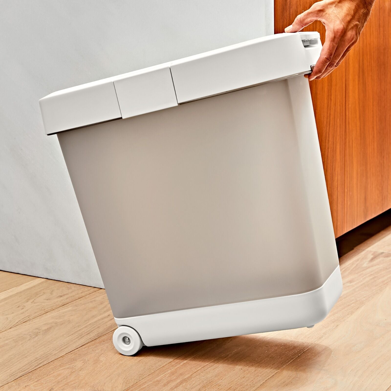 oxo-pet-airtight-food-container-with-scoop-large-e3 pet_7301500_airtight-food-container-large_pdp_05.jpeg