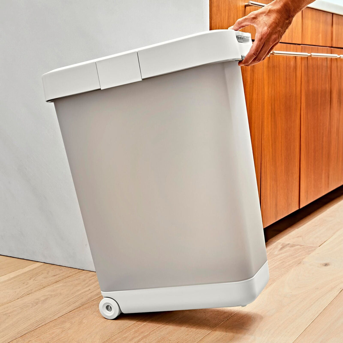oxo-pet-airtight-food-container-with-scoop-extra-large-f4 pet_7301600_airtight-food-container-extra-large_pdp_05.jpeg