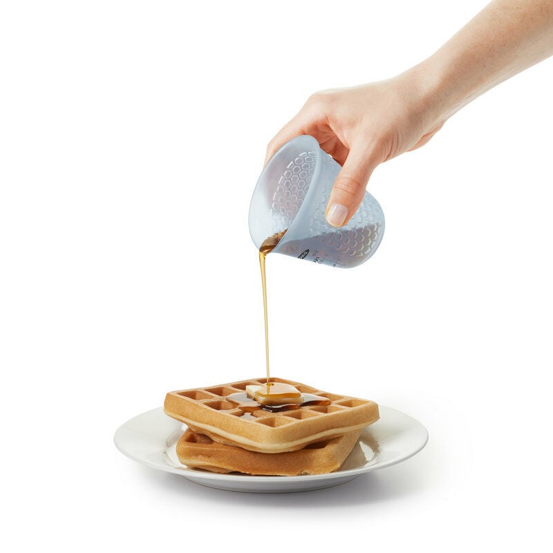mini-squeeze-and-pour-silicone-measuring-cup-b5 t_63__1.jpg